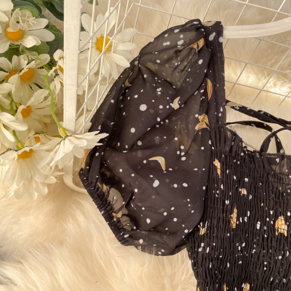 Női ruha széles, rövid ujjú, szögletes nyakkivágással, fekete színben