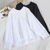 Aktuális női ing csipkegallérral, fekete-fehér színben