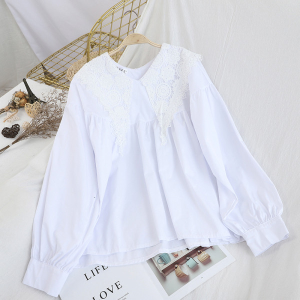 Aktuális női ing csipkegallérral, fekete-fehér színben