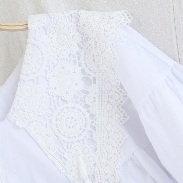 Aktuális női ing csipkegallérral, fekete-fehér színben