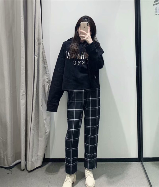 Női kockás nadrág magas elasztikus derékkal, fekete színben