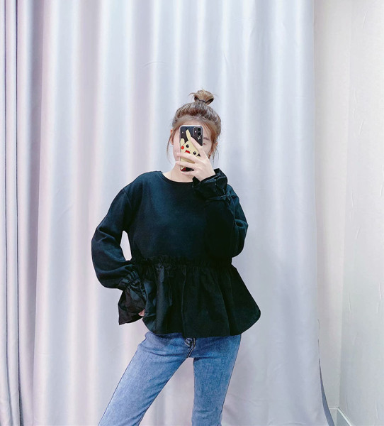 Női alkalmi fekete blúz fürtökkel