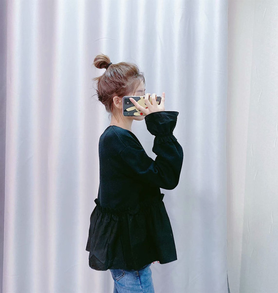 Női alkalmi fekete blúz fürtökkel