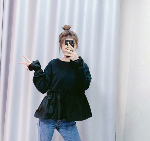 Női alkalmi fekete blúz fürtökkel