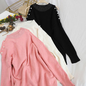 Γυναικείο πουλόβερ ν με ωοειδές ντεκολτέ και διακόσμηση πέρλες σε λευκό, μαύρο και ροζ χρώμα