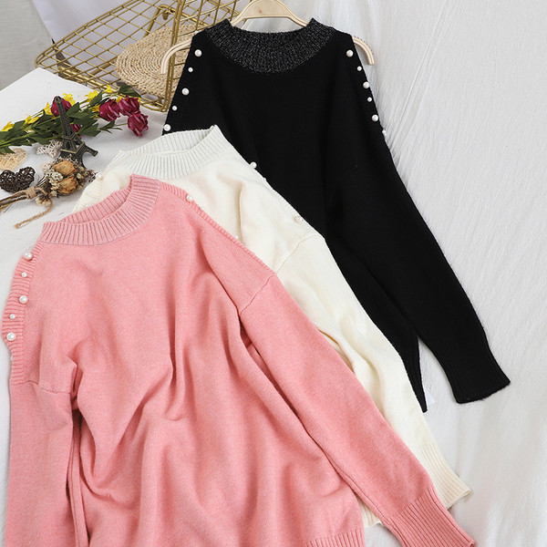 Γυναικείο πουλόβερ ν με ωοειδές ντεκολτέ και διακόσμηση πέρλες σε λευκό, μαύρο και ροζ χρώμα