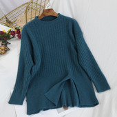 Μοντέρνο γυναικείο πουλόβερ με ωοειδές λαιμόκοψη και σχισμή σε διάφορα χρώματα