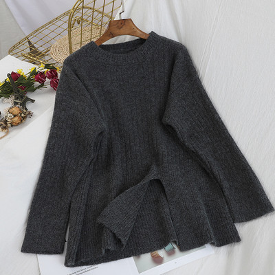 Μοντέρνο γυναικείο πουλόβερ με ωοειδές λαιμόκοψη και σχισμή σε διάφορα χρώματα