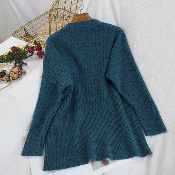 Μοντέρνο γυναικείο πουλόβερ με ωοειδές λαιμόκοψη και σχισμή σε διάφορα χρώματα