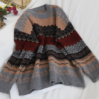 Γυναικείο πουλόβερ με στρογγυλή λαιμόκοψη και μοτίβο σε λευκό, γκρι και καφέ χρώμα