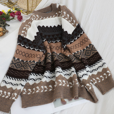 Γυναικείο πουλόβερ με στρογγυλή λαιμόκοψη και μοτίβο σε λευκό, γκρι και καφέ χρώμα