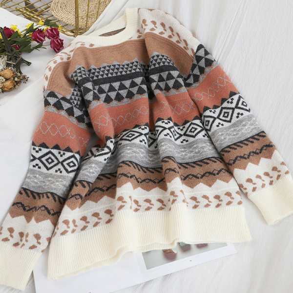 Γυναικείο πουλόβερ με στρογγυλή λαιμόκοψη και μοτίβο σε λευκό, γκρι και καφέ χρώμα