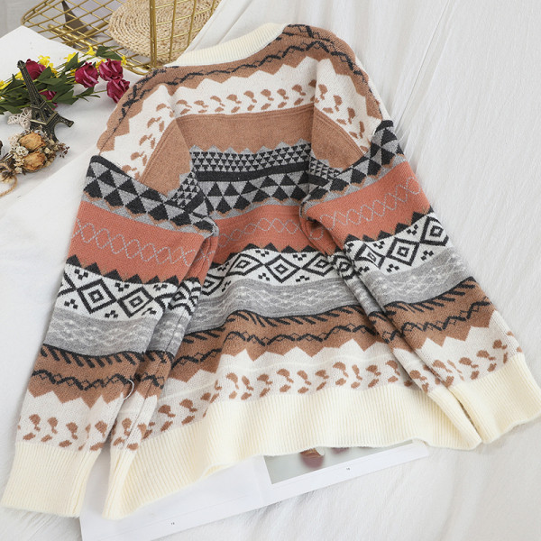 Γυναικείο πουλόβερ με στρογγυλή λαιμόκοψη και μοτίβο σε λευκό, γκρι και καφέ χρώμα