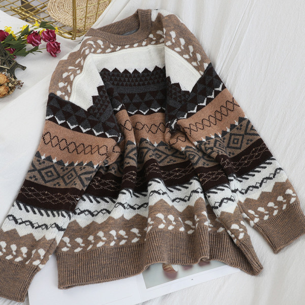 Γυναικείο πουλόβερ με στρογγυλή λαιμόκοψη και μοτίβο σε λευκό, γκρι και καφέ χρώμα