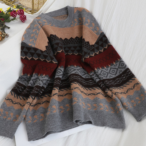 Γυναικείο πουλόβερ με στρογγυλή λαιμόκοψη και μοτίβο σε λευκό, γκρι και καφέ χρώμα