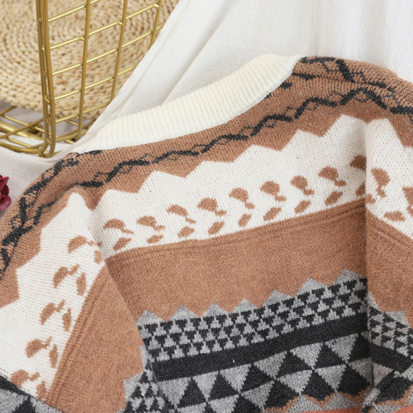 Γυναικείο πουλόβερ με στρογγυλή λαιμόκοψη και μοτίβο σε λευκό, γκρι και καφέ χρώμα