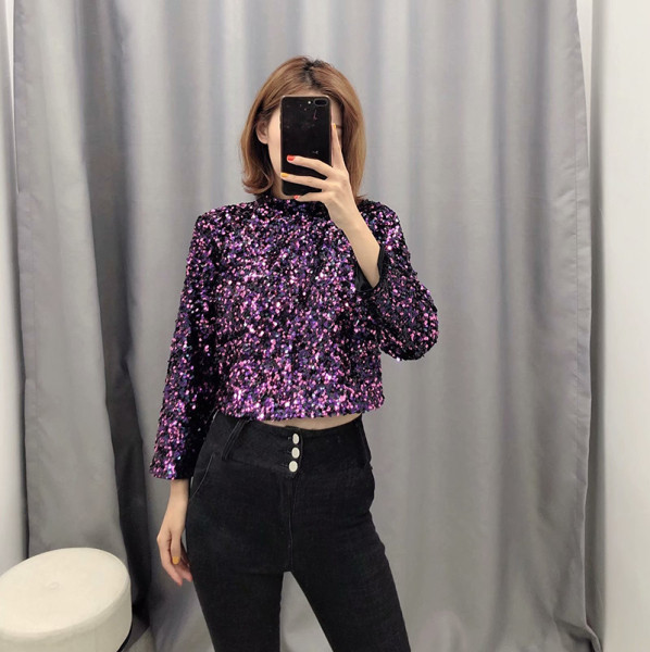 Modern rövid blúz csupasz háttal, lila színben, flitterekkel