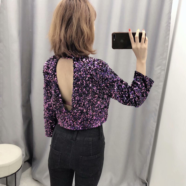 Modern rövid blúz csupasz háttal, lila színben, flitterekkel