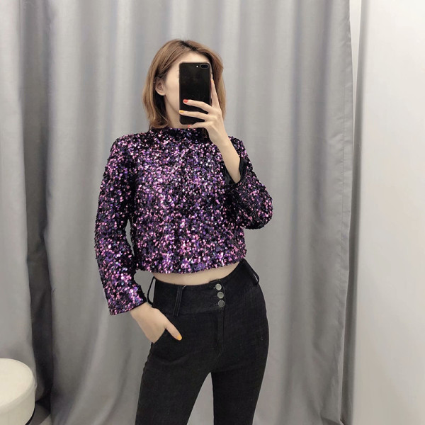 Modern rövid blúz csupasz háttal, lila színben, flitterekkel