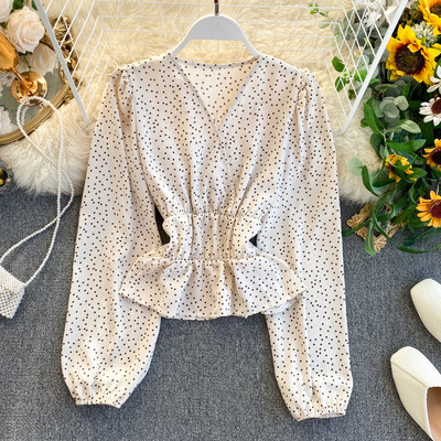 Κομψό γυναικείο πουκάμισο με ντεκολτέ και ένα φαρδύ μανίκι