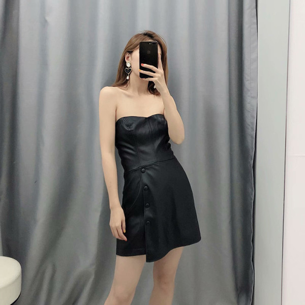 Aszimmetrikus rövid ruha eko bőrből, fekete színben, gombokkal
