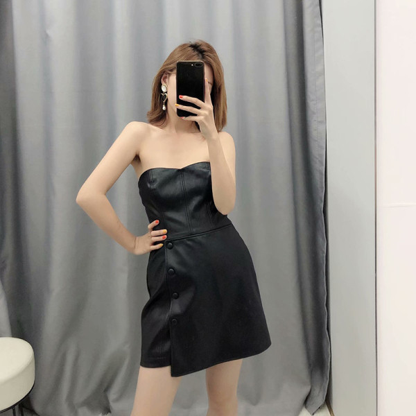 Aszimmetrikus rövid ruha eko bőrből, fekete színben, gombokkal