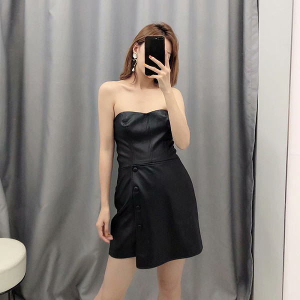 Aszimmetrikus rövid ruha eko bőrből, fekete színben, gombokkal