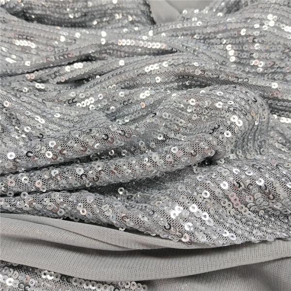 Elegáns női rövid ruha mély nyakkivágással és hasítékkal ezüst, kék és zöld színben