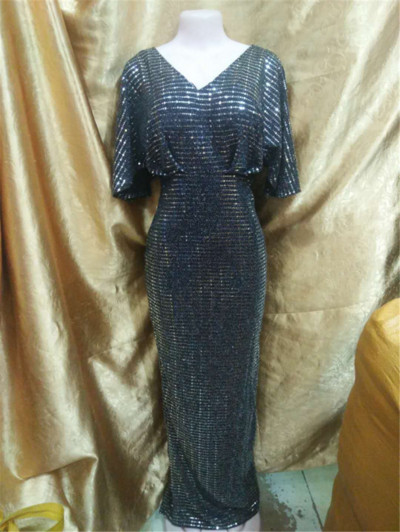 Formális, hosszú női ruha mély nyakkivágással, arany és ezüst flitterekkel