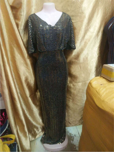 Formális, hosszú női ruha mély nyakkivágással, arany és ezüst flitterekkel