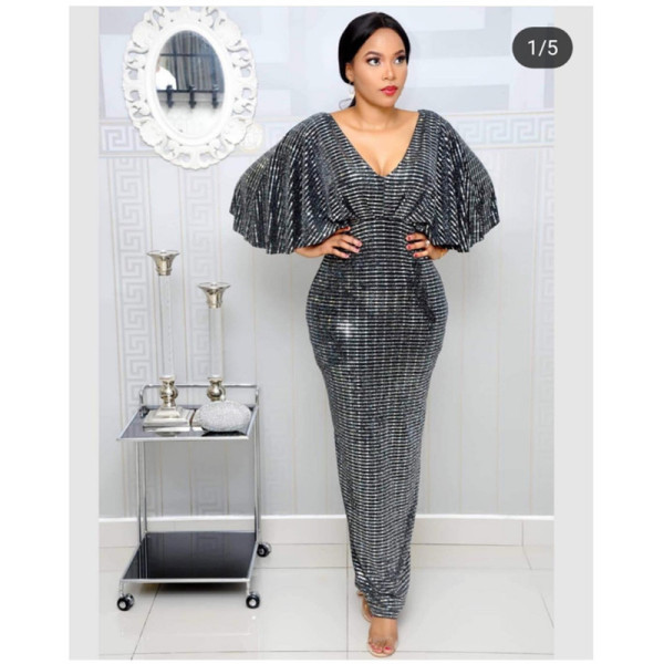 Formális, hosszú női ruha mély nyakkivágással, arany és ezüst flitterekkel