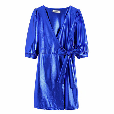 Rövid ruha mély V-kivágással, kék színű, fényes hatású megkötővel