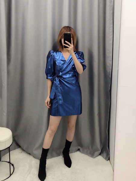 Rövid ruha mély V-kivágással, kék színű, fényes hatású megkötővel