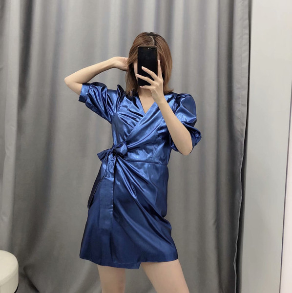 Rövid ruha mély V-kivágással, kék színű, fényes hatású megkötővel