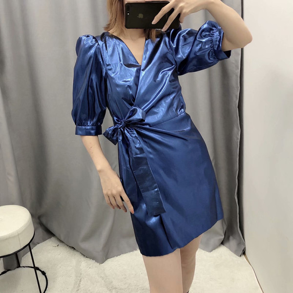 Rövid ruha mély V-kivágással, kék színű, fényes hatású megkötővel