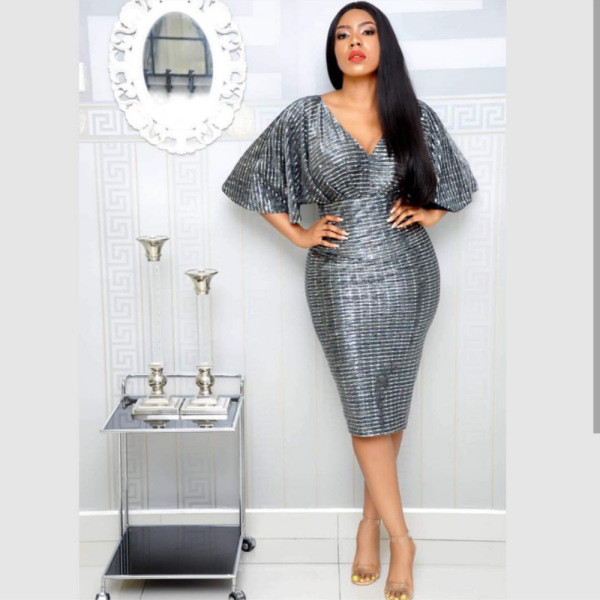 Elegáns női ruha széles ujjal és mély dekoltázssal, ezüst színben