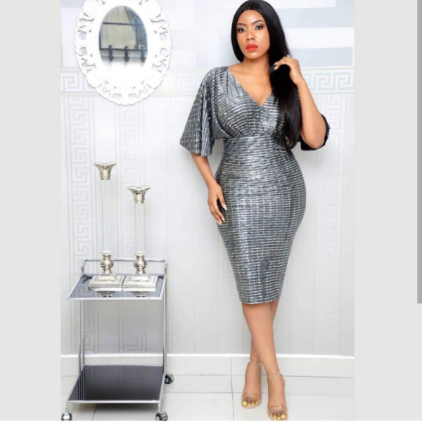 Elegáns női ruha széles ujjal és mély dekoltázssal, ezüst színben