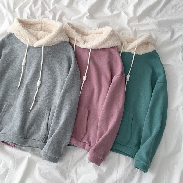 Női pulóver kapucnival és zsebbel szürke, zöld és lila színben