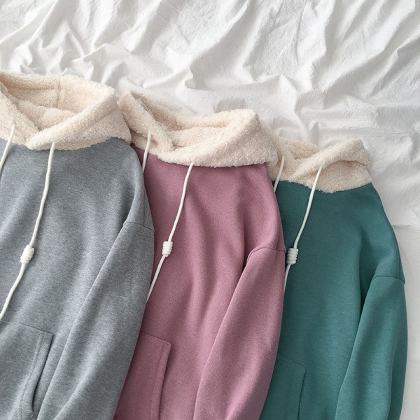 Női pulóver kapucnival és zsebbel szürke, zöld és lila színben