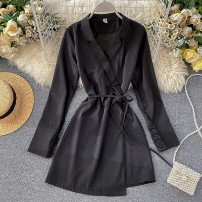 Női retro ruha derékcsatlakozással és V-nyakú fehér, fekete, piros és barna színekben