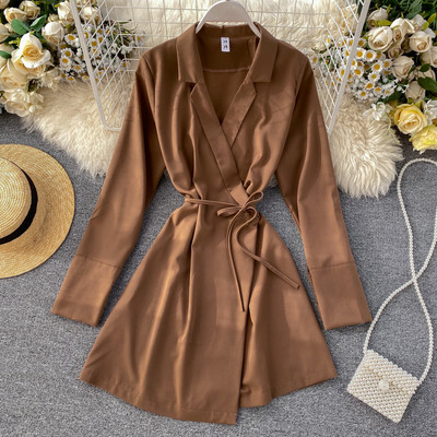 Női retro ruha derékcsatlakozással és V-nyakú fehér, fekete, piros és barna színekben