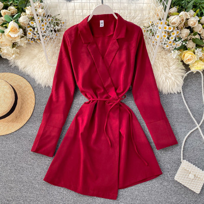 Női retro ruha derékcsatlakozással és V-nyakú fehér, fekete, piros és barna színekben