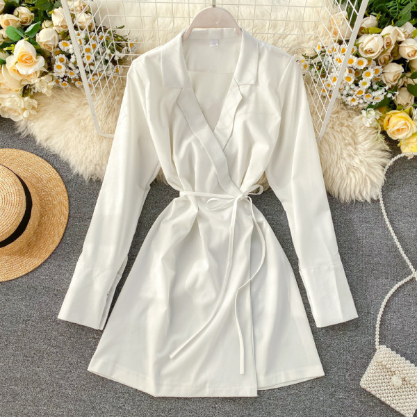 Női retro ruha derékcsatlakozással és V-nyakú fehér, fekete, piros és barna színekben