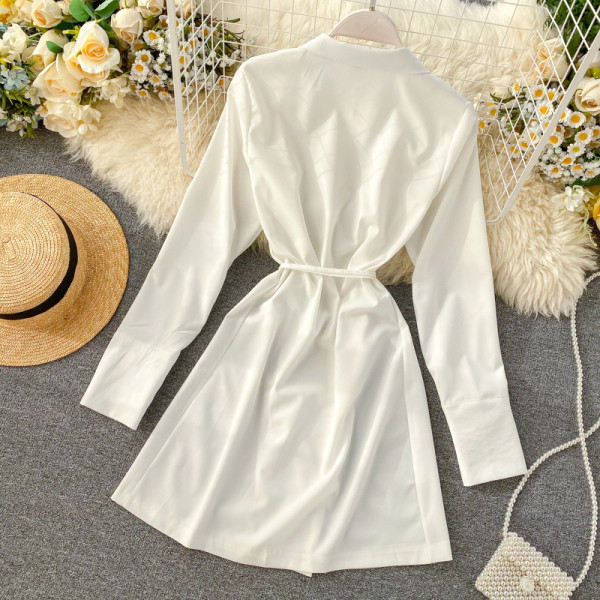 Női retro ruha derékcsatlakozással és V-nyakú fehér, fekete, piros és barna színekben