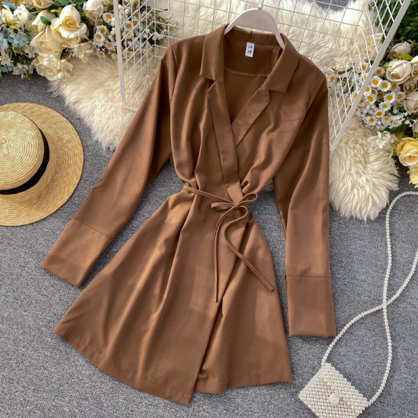 Női retro ruha derékcsatlakozással és V-nyakú fehér, fekete, piros és barna színekben