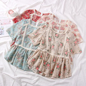 Modern női blúz ovális nyakkivágással és virágmotívumokkal