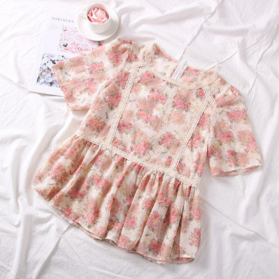 Modern női blúz ovális nyakkivágással és virágmotívumokkal