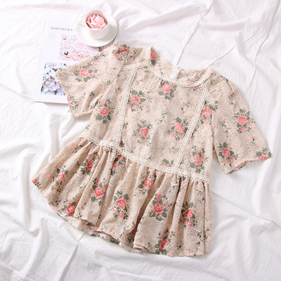 Modern női blúz ovális nyakkivágással és virágmotívumokkal