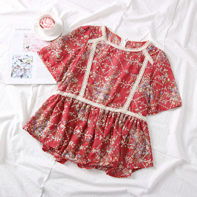 Modern női blúz ovális nyakkivágással és virágmotívumokkal