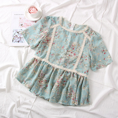 Modern női blúz ovális nyakkivágással és virágmotívumokkal